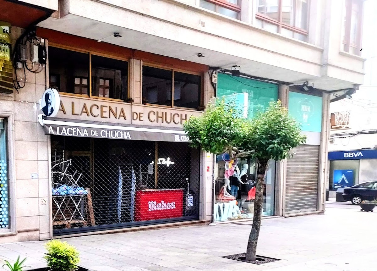 Fachada de A Lacena de Chucha en Rúa Calvo Sotelo, A Estrada